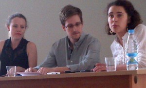 Edward Snowden com Sarah Harrison do WikiLeaks