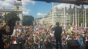 Dezenas de milhares de pessoas marcham em Londres contra as medidas de austeridade da coalizão