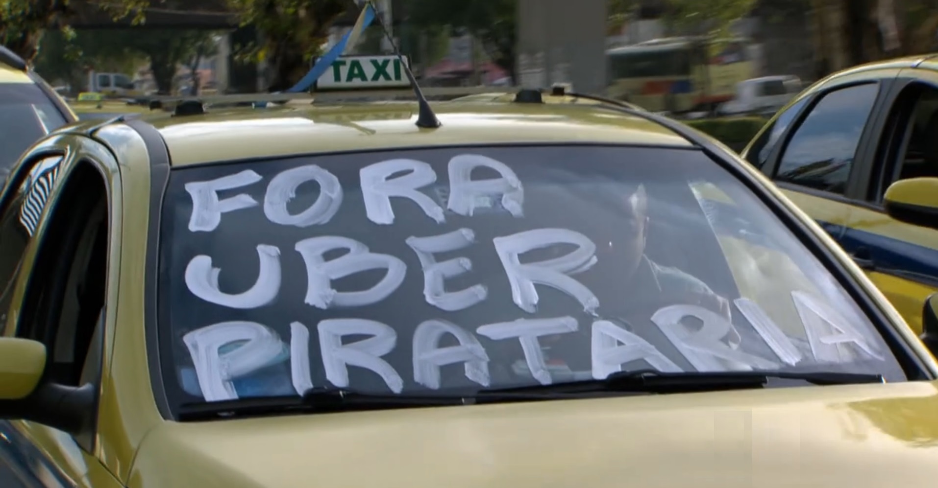 Taxistas protestam e aplicativo se torna um dos mais baixados no Brasil