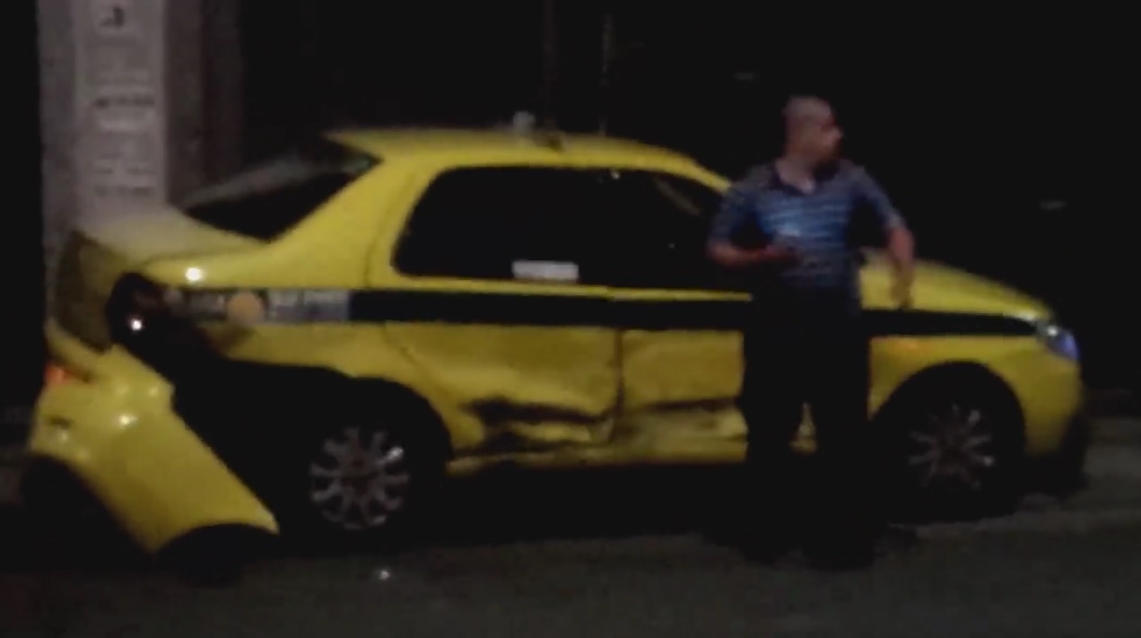 Uber destrói táxi, foge e fica parado no trânsito