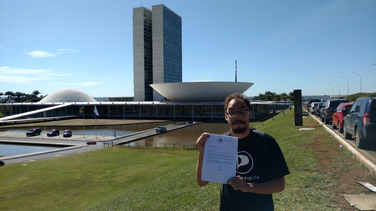 Partido Pirata entrega em Brasília 30 mil assinaturas pelo livre compartilhamento